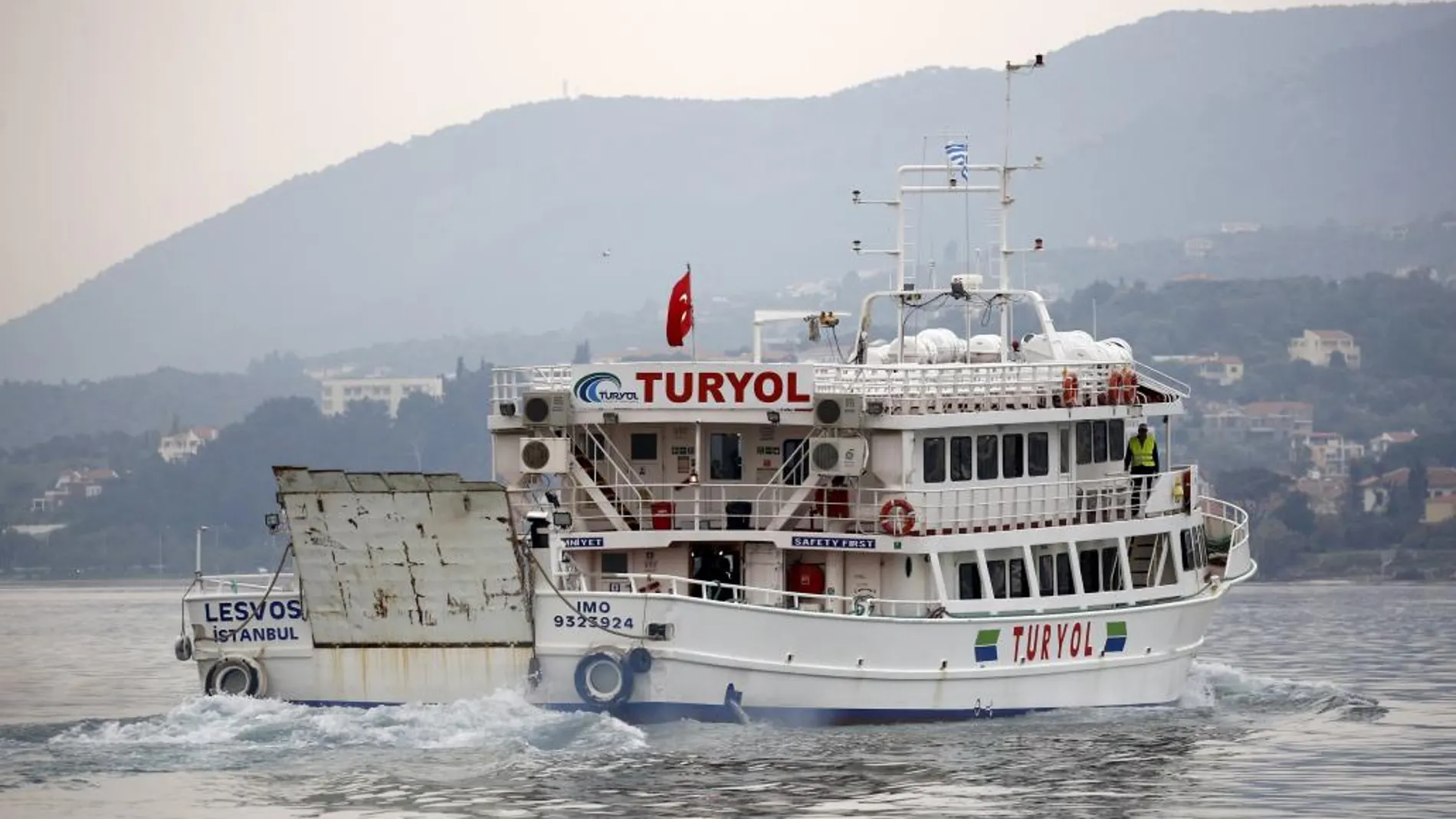Un barco turco traslada a los refugiados desde Lesbos.