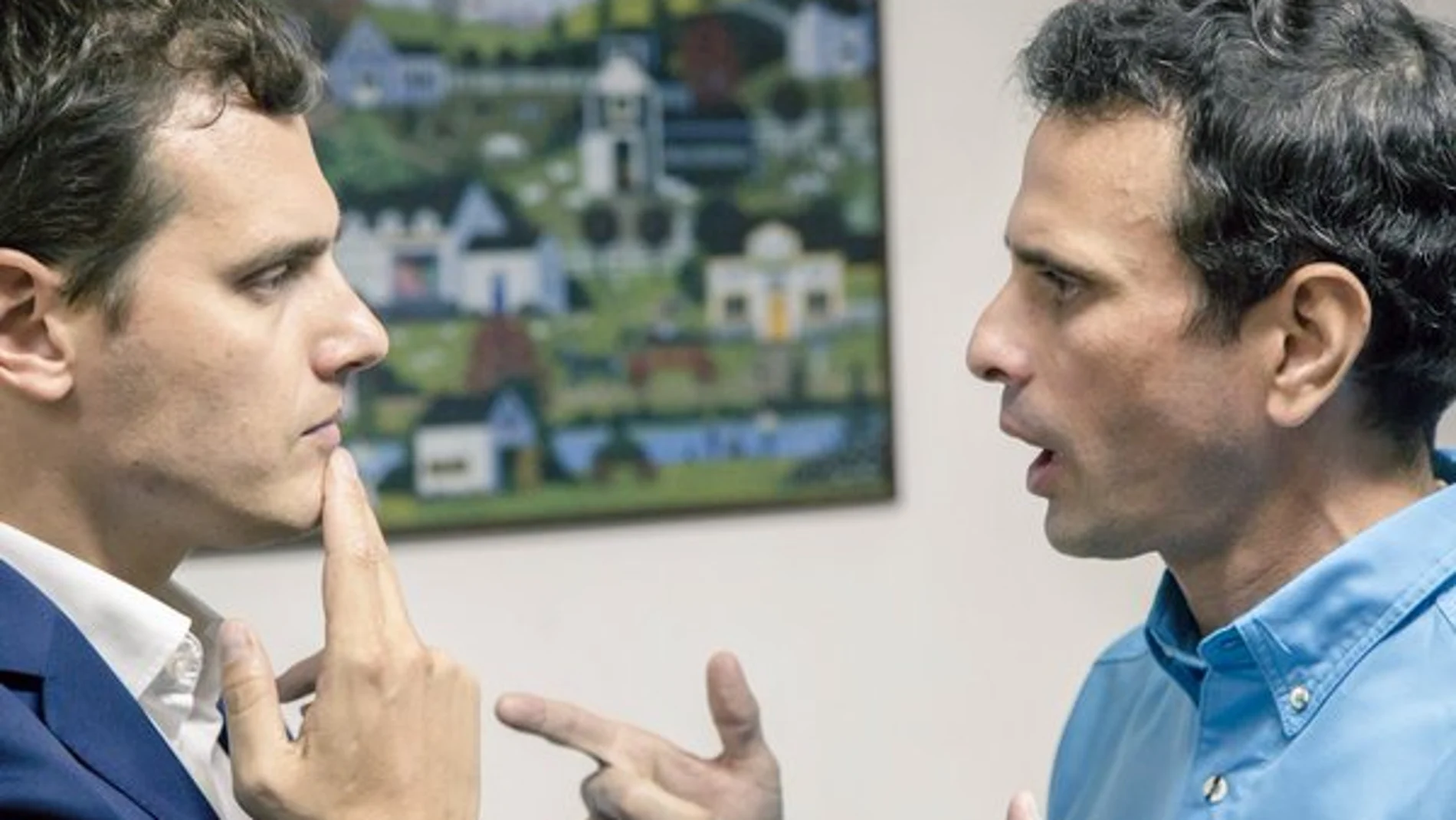 Albert Rivera conversa con el líder opositor venezolano Henrique Capriles.
