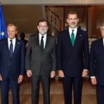El Rey Felipe VI posa junto al presidente del Gobierno español, Mariano Rajoy, el presidente del Consejo Europeo, Donald Tusk, el presidente del Parlamento Europeo, Antonio Tajani, y el presidente de la Comisión Europea (CE), Jean-Claude Juncker