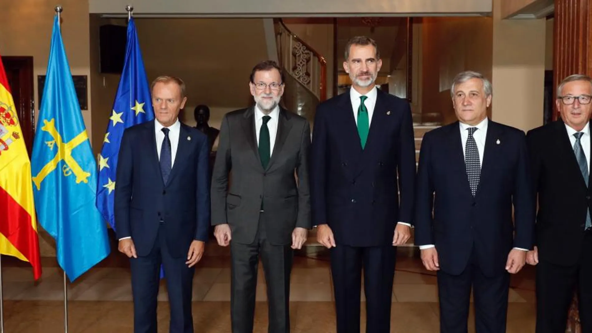 El Rey Felipe VI posa junto al presidente del Gobierno español, Mariano Rajoy, el presidente del Consejo Europeo, Donald Tusk, el presidente del Parlamento Europeo, Antonio Tajani, y el presidente de la Comisión Europea (CE), Jean-Claude Juncker