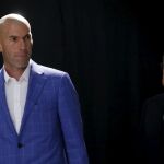 Zinedine Zidane (i) y Florentino Pérez, llegan juntos a la rueda de prensa