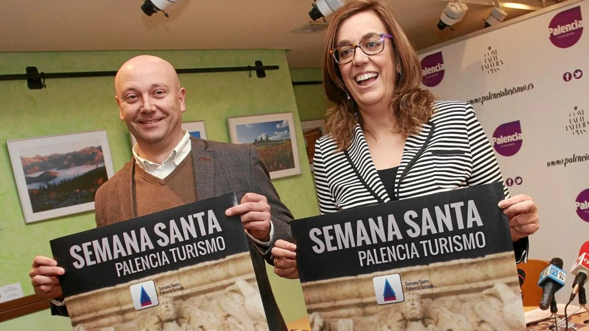 La presidenta de la Diputación de Palencia, Ángeles Armisén, y el diputado de Turismo, Luis Calderón, presentan la campaña de promoción turística de la Semana Santa 2017.