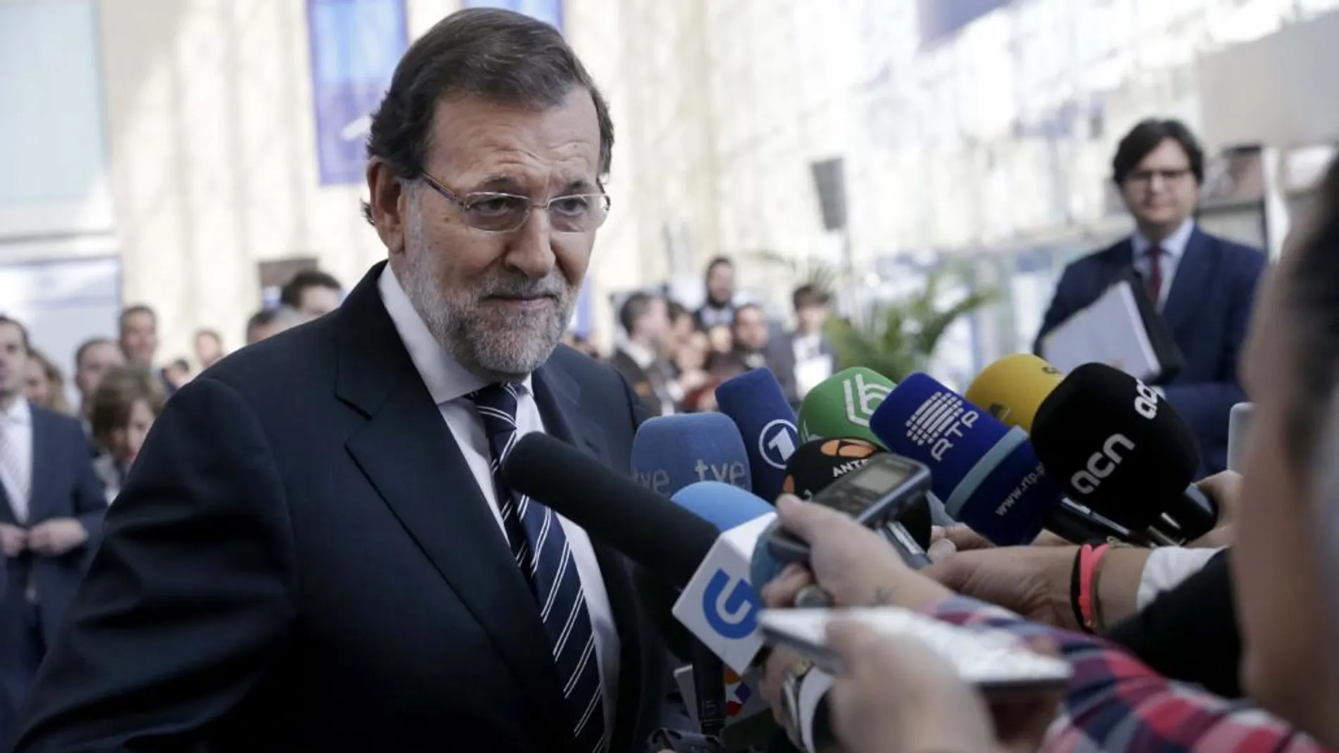 El presidente del Gobierno, Mariano Rajoy, atiende a los medios de comunicación a su llegada esta mañana a la segunda jornada del congreso del Partido Popular Europeo (PPE) que se celebra en Madrid.