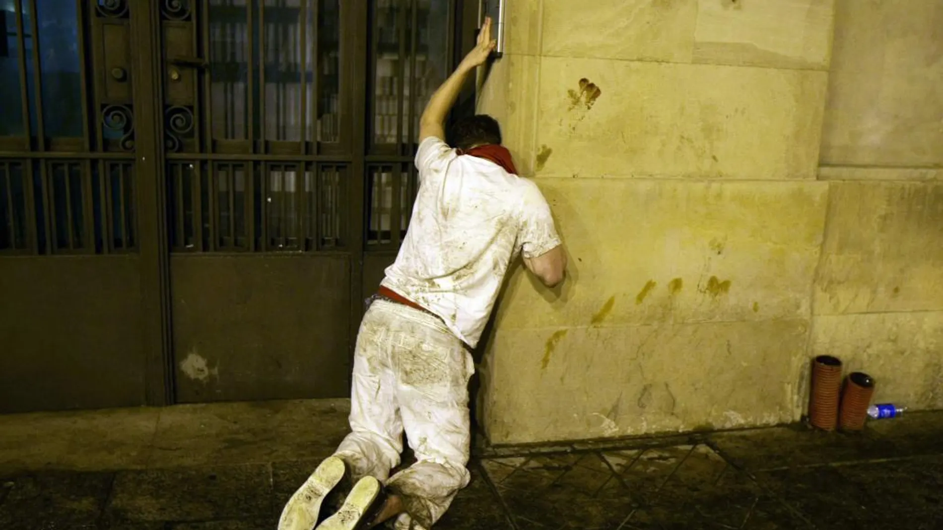 Un joven vuelve a duras penas a su casa en las fiiestas de San Fermín, en una imagen de archivo