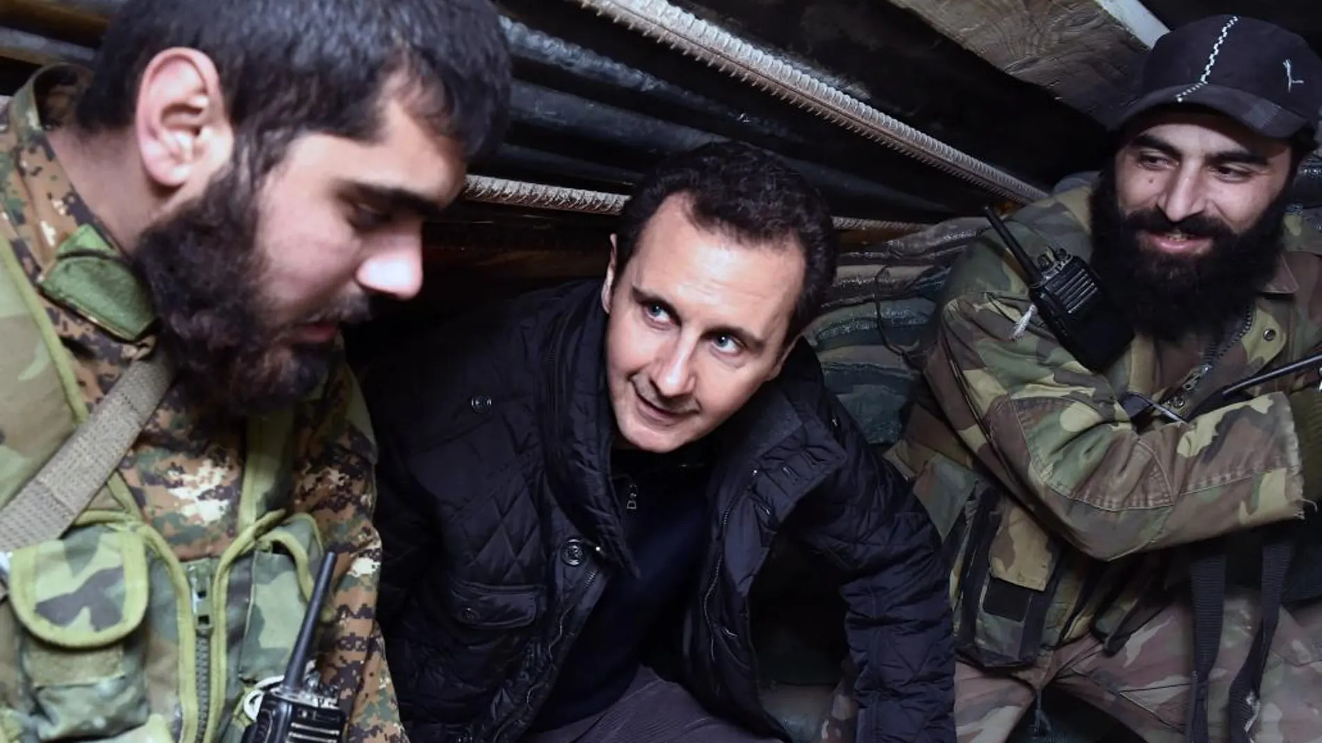 El presidente sirio, Bashar al Asad, con sus tropas, en una imagen de archivo