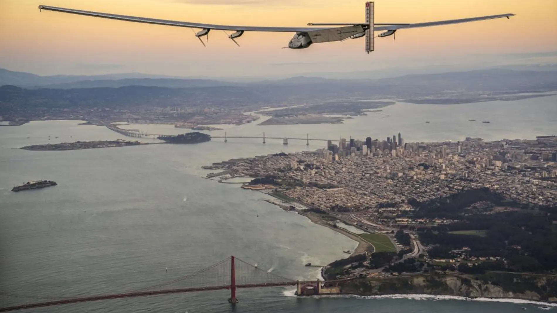 Solar Impulse 2 sobrevuela San Francisco