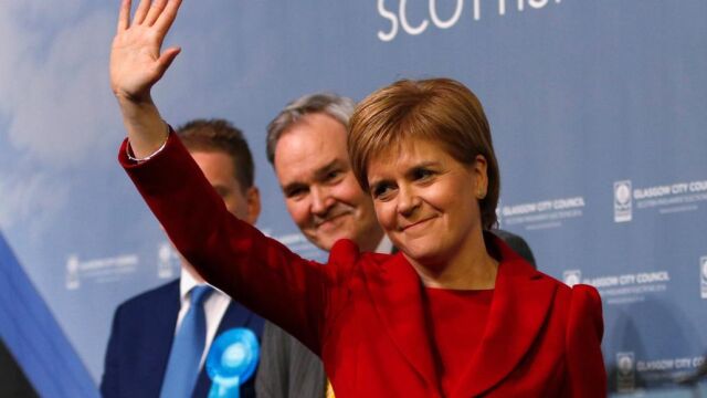La líder del Partido Nacionalista Escocés (SNP), Nicola Sturgeon, saluda a sus seguidores tras su victoria