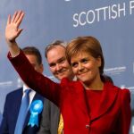 La líder del Partido Nacionalista Escocés (SNP), Nicola Sturgeon, saluda a sus seguidores tras su victoria