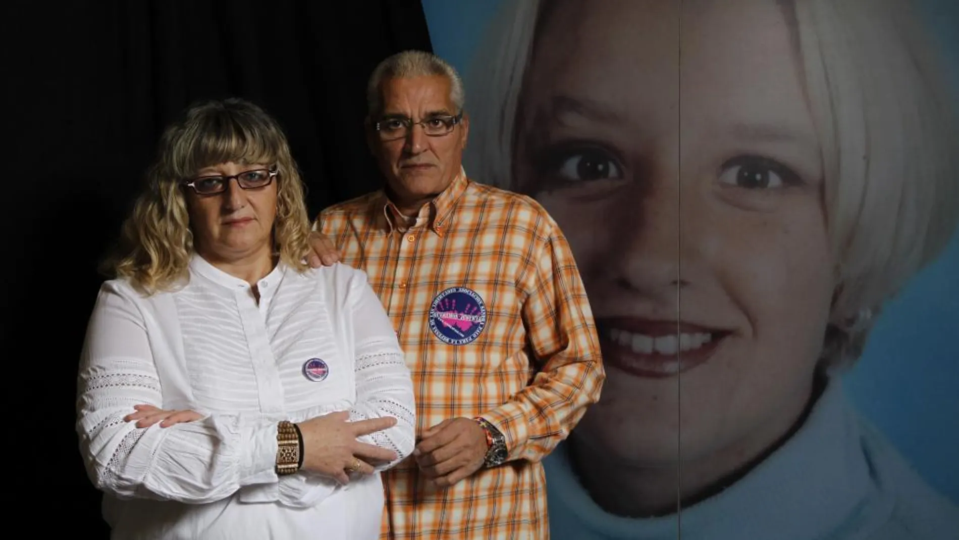 Los Padres de Sandra Palo posan con un retrato de su hija asesinada