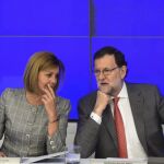 El presidente del Gobierno en funciones y presidente del PP, Mariano Rajoy, conversa con la secretaria general del partido, María Dolores de Cospedal, durante la reunión del Comité Ejecutivo Nacional del PP