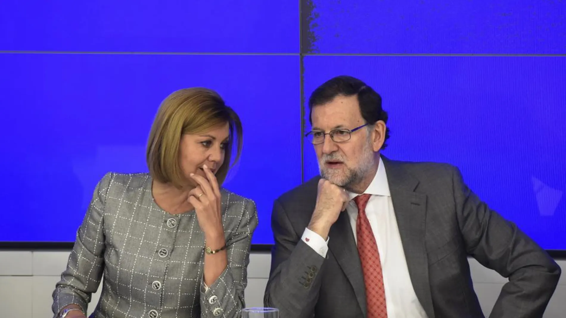 El presidente del Gobierno en funciones y presidente del PP, Mariano Rajoy, conversa con la secretaria general del partido, María Dolores de Cospedal, durante la reunión del Comité Ejecutivo Nacional del PP