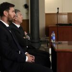 Lionel Messi y su padre, Jorge Horacio Messi, ante el tribunal