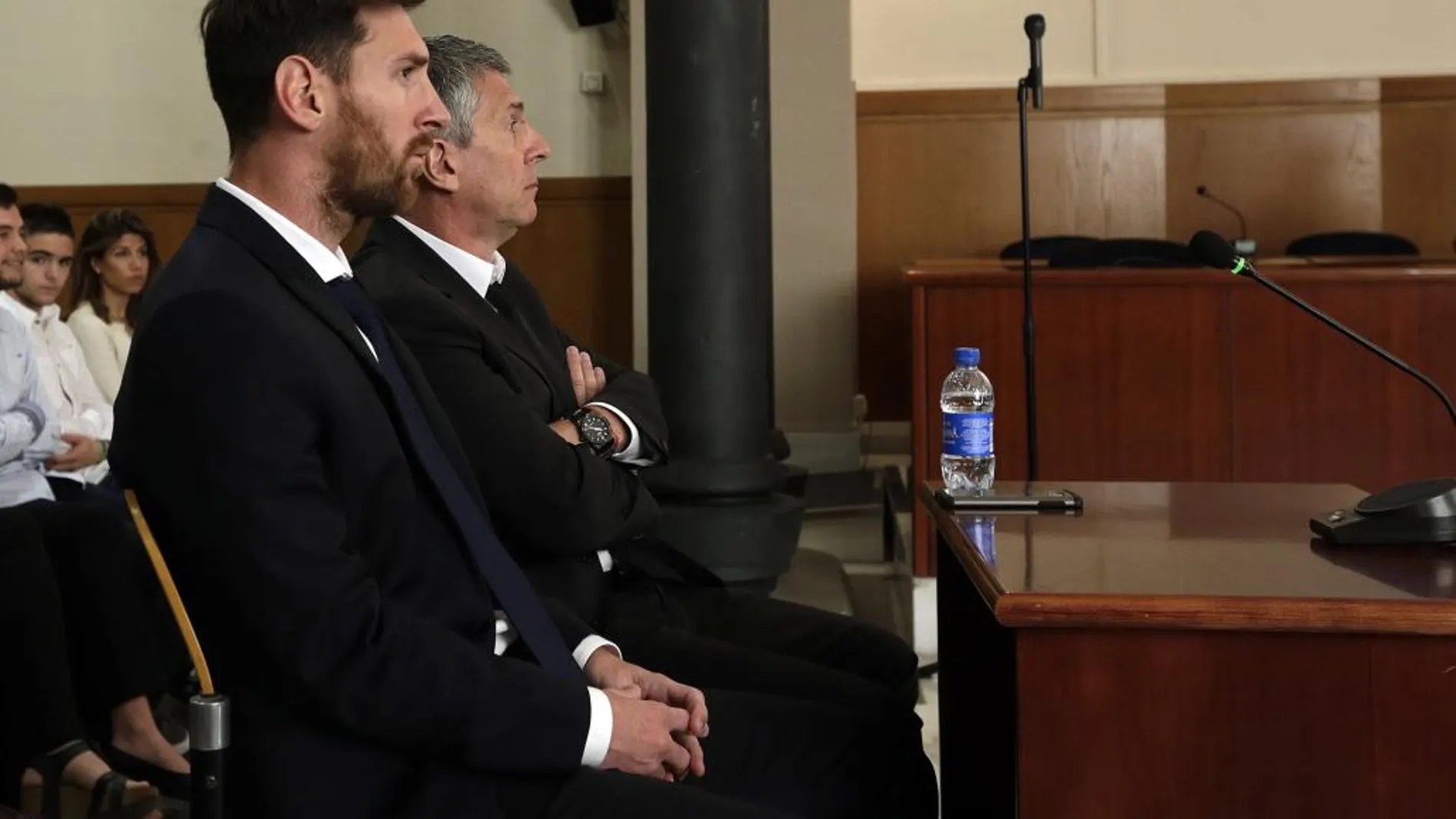 Lionel Messi y su padre, Jorge Horacio Messi, ante el tribunal