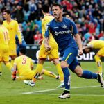 El delantero del Getafe Álvaro Vázquez celebra el gol marcado por el defensa Scepovic