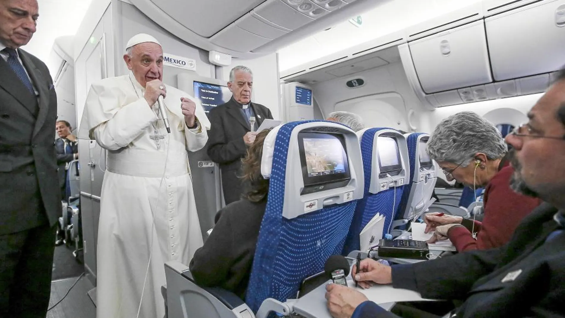 El Papa Francisco atiende a los periodistas que viajaron con él en el avión de vuelta a Roma tras seis intensos días de visita a México. El Pontífice no rehuyó ningún tema