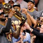 LeBron James sostenie el trofeo de Campeones de la NBA