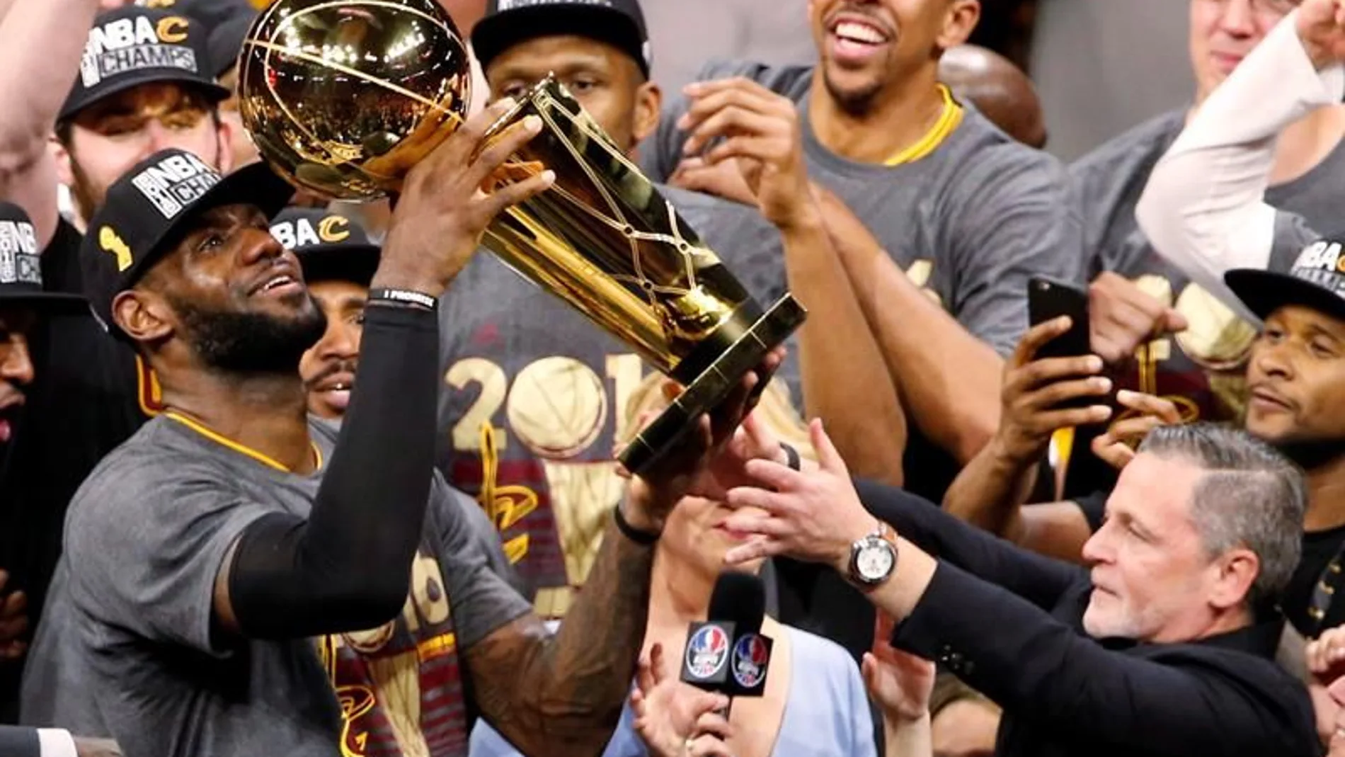 LeBron James sostenie el trofeo de Campeones de la NBA