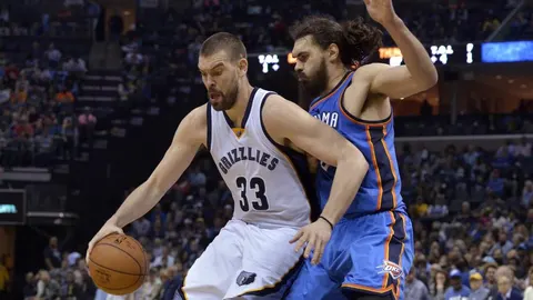 Marc Gasol (33) controla el balón frente a Steven Adams, durante el partido