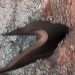 Un detalle de la superficie de Marte, centrado en una de sus dunas