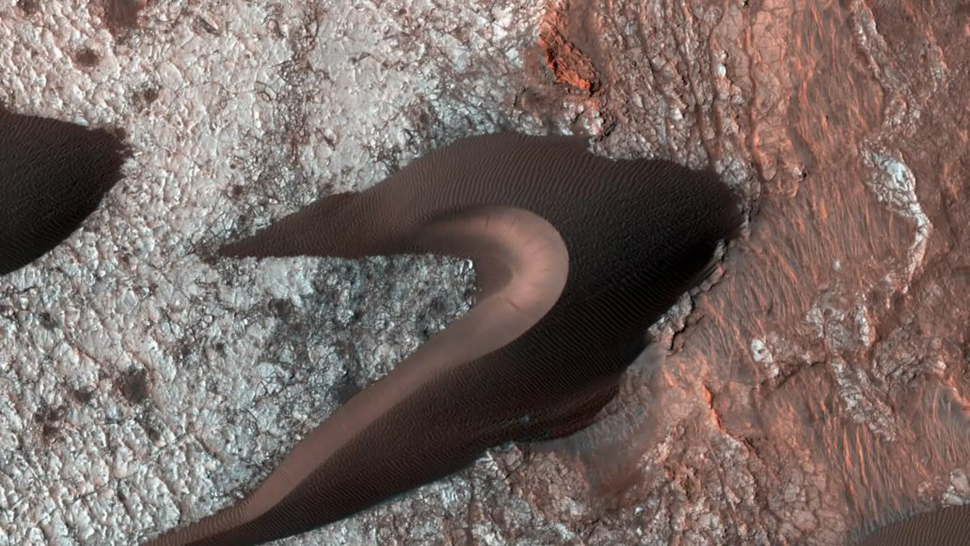 Un detalle de la superficie de Marte, centrado en una de sus dunas