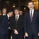 Felipe VI junto al presidente de la Generalitat, Carles Puigdemont, a su llegada a la cena de bienvenida a los asistentes al Mobile World Congress (MWC)