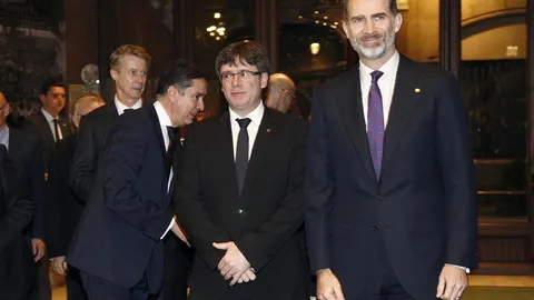 Felipe VI junto al presidente de la Generalitat, Carles Puigdemont, a su llegada a la cena de bienvenida a los asistentes al Mobile World Congress (MWC)