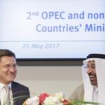El ministro saudí de Energia e Industria, Khalid Al-Falih (d), y el ministro ruso de Energía, Alexander Novak