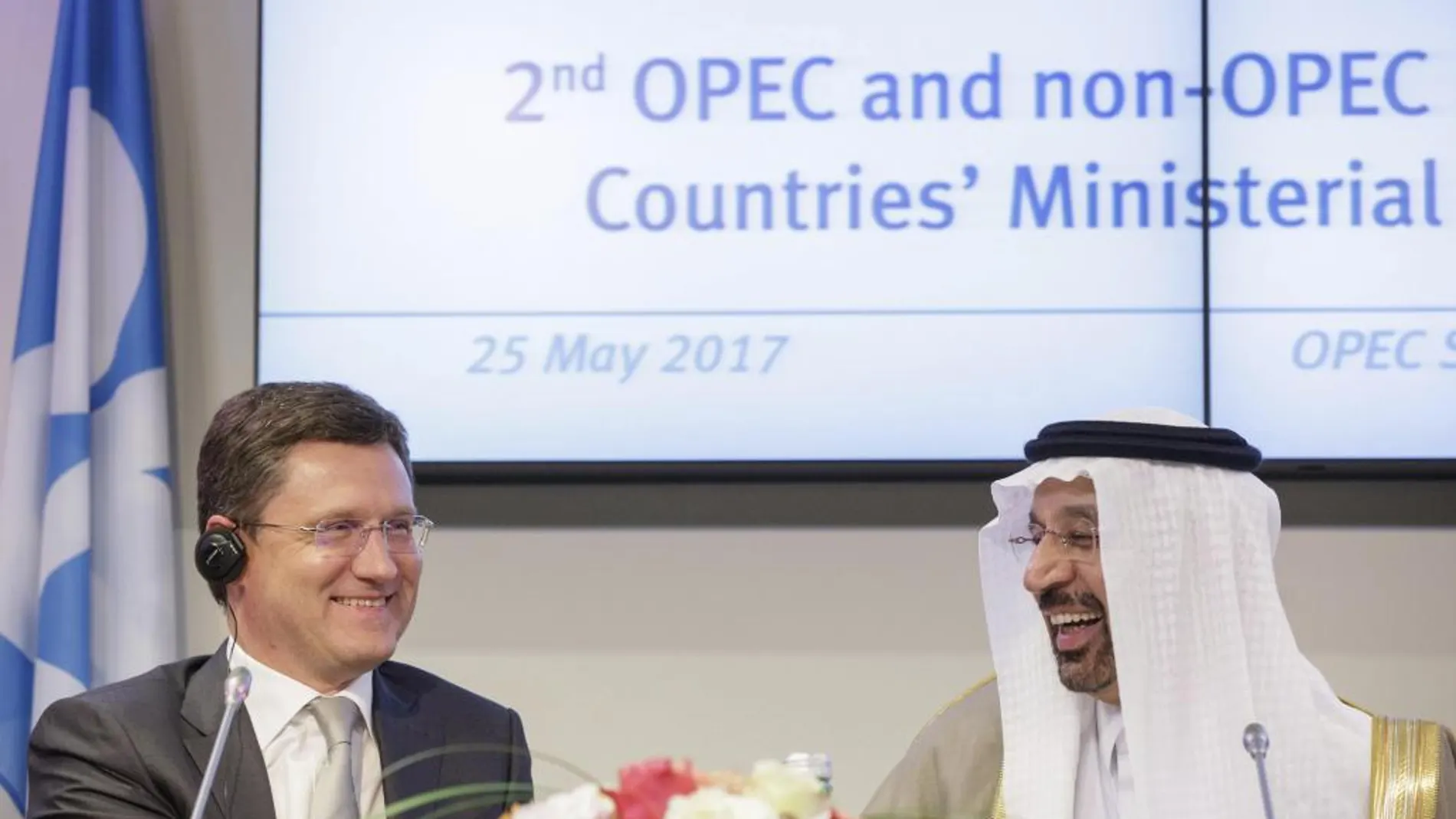 El ministro saudí de Energia e Industria, Khalid Al-Falih (d), y el ministro ruso de Energía, Alexander Novak