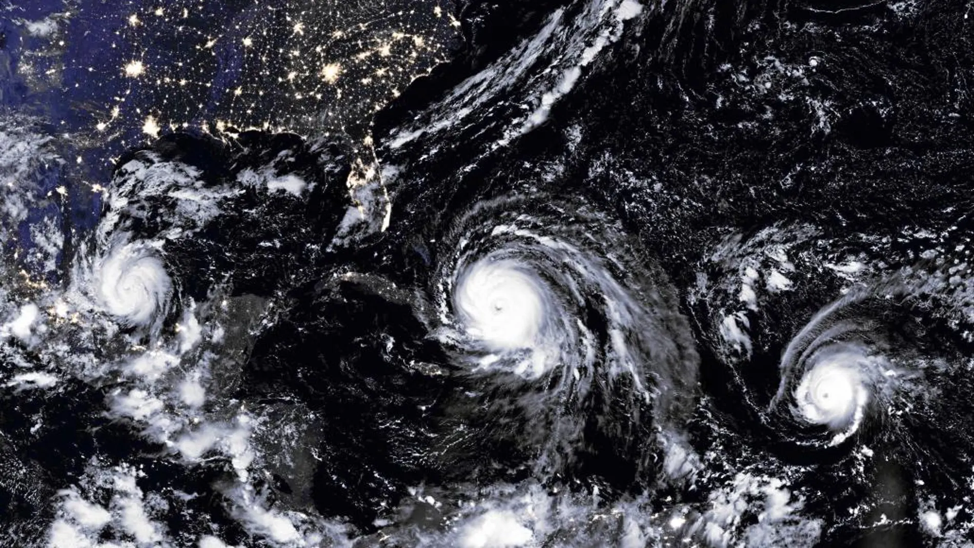 Una imagen tomada por la NASA el viernes muestra a Katia (izq.), Irma en el centro y José
