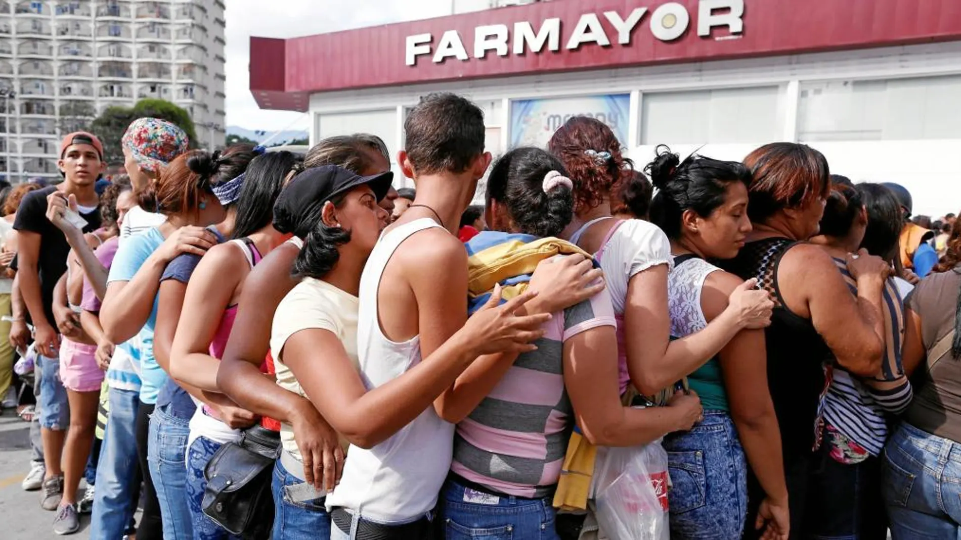 Aglomeraciones. Varios venezolanos hacen cola en un establecimiento de Caracas