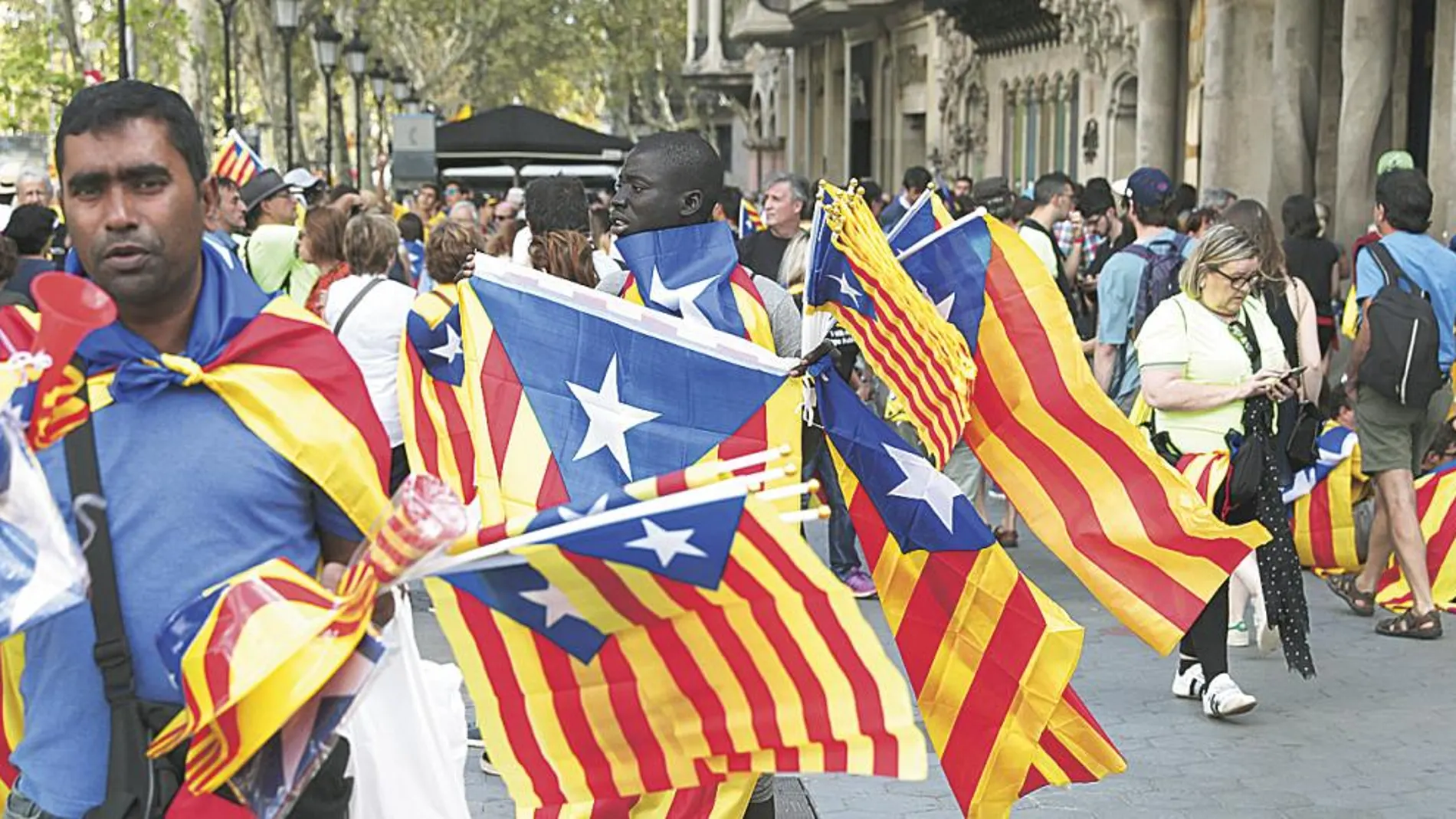 Ambiente frente a la Casa Batlló de Barcelona con motivo de la celebración de la Diada del 11 de septiembre