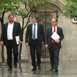 El presidente de la Generalitat, Carles Puigdemont, junto al vicepresidente, Oriol Junqueras, y el conseller de Presidencia, Jordi Turull (d), a su llegada a la reunión semanal del Govern