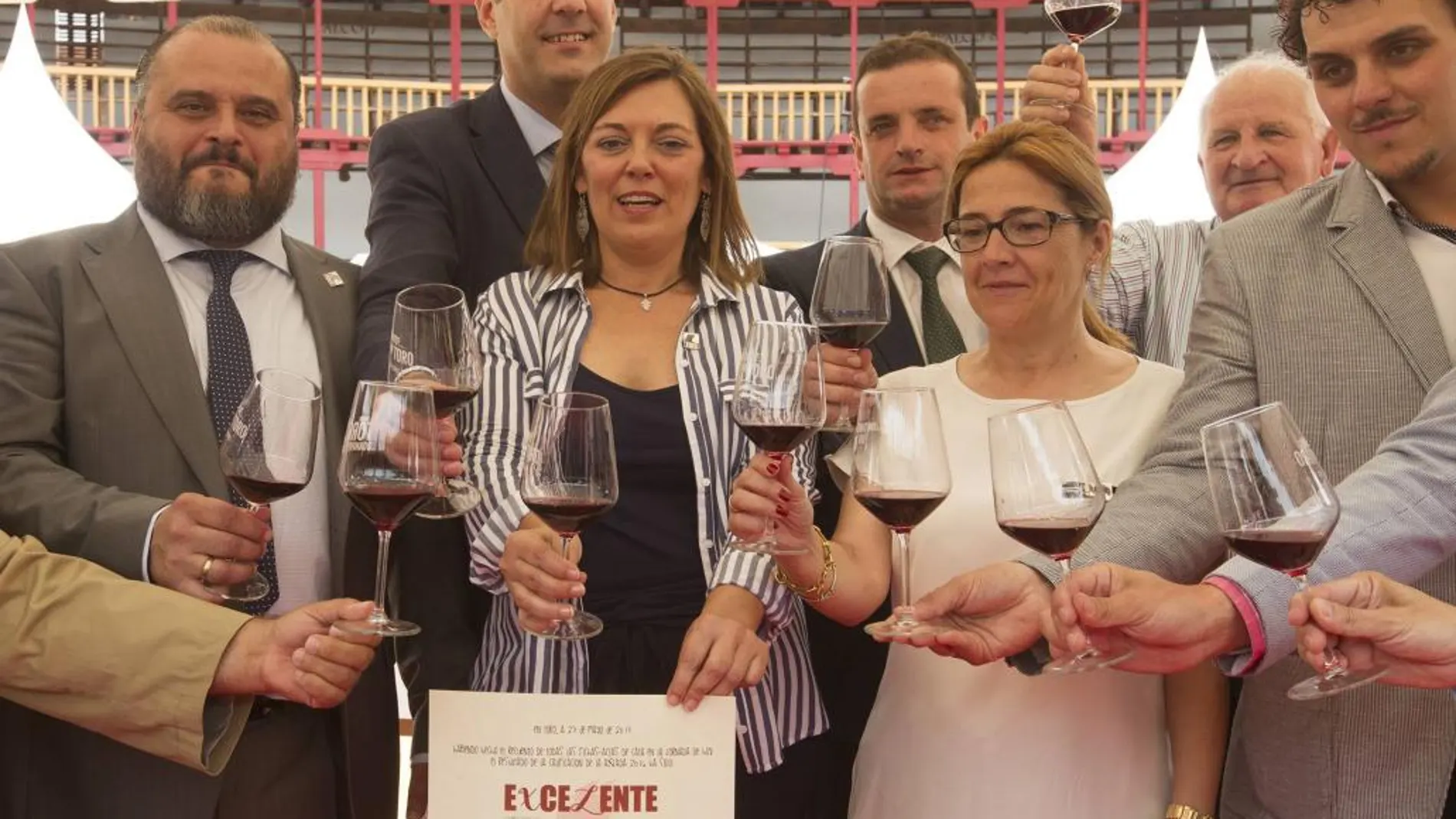 Milagros Marcos, Mayte Martín o Felipe Nalda brindan por la buena cosecha de los vinos de Toro