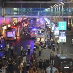 Médicos y policías trabajan después del ataque suicida con bomba en el aeropuerto Ataturk en Estambul.