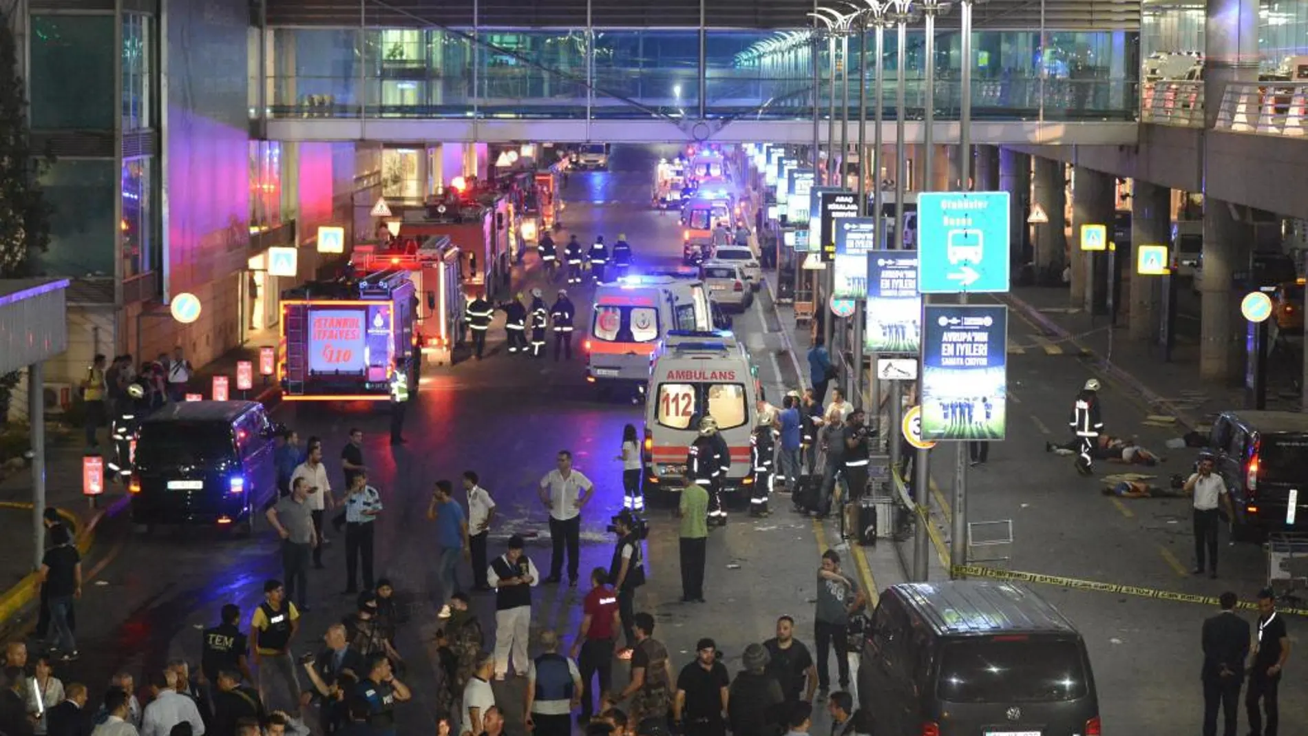 Médicos y policías trabajan después del ataque suicida con bomba en el aeropuerto Ataturk en Estambul.