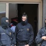 Los Mossos d'Esquadra custodian la entrada de la vivienda donde ha sido detenida la joven