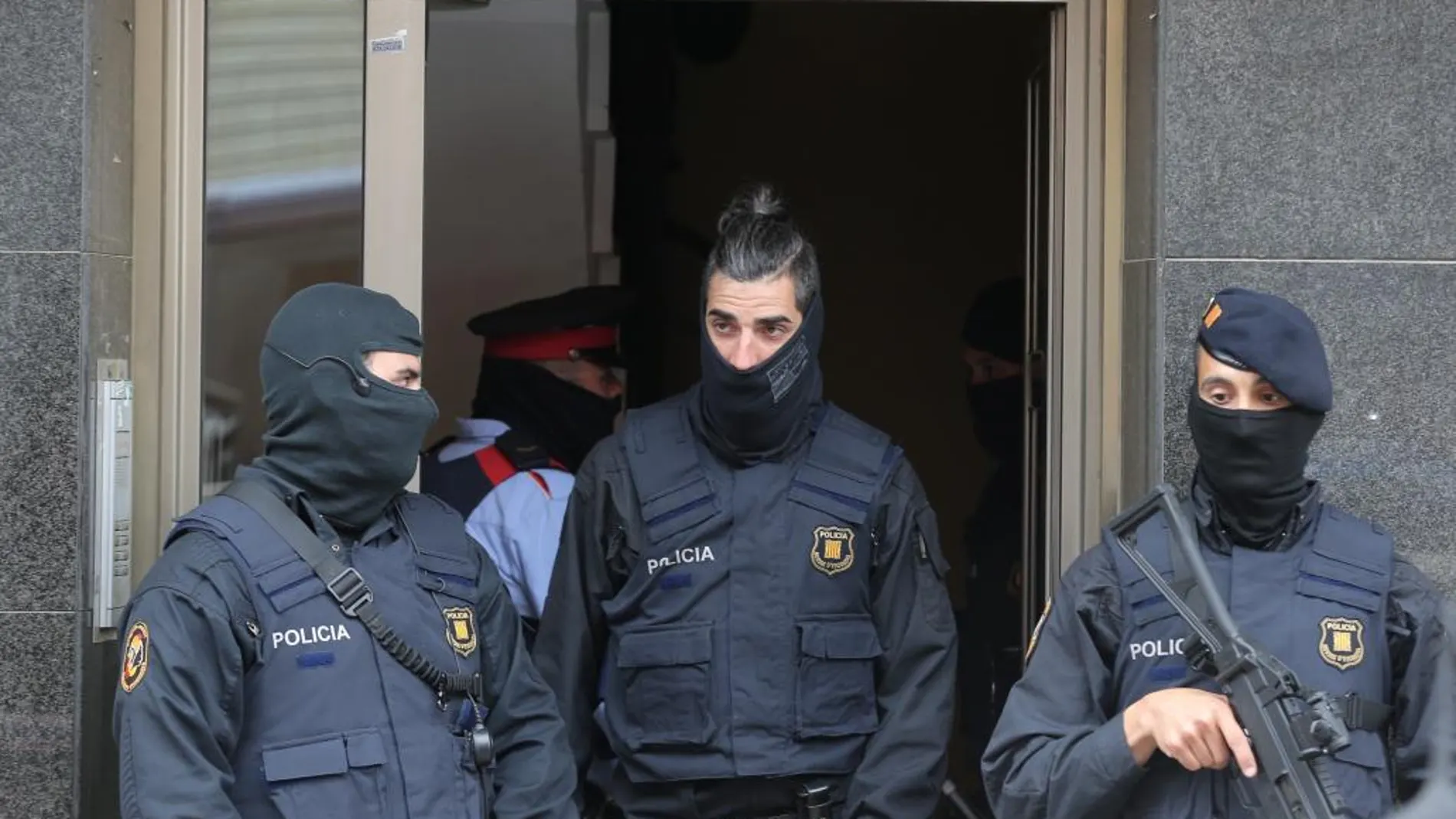 Los Mossos d'Esquadra custodian la entrada de la vivienda donde ha sido detenida la joven