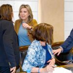 La delegada María José Salgueiro saluda a las participantes en la reunión de la Unidad contra la violencia machista
