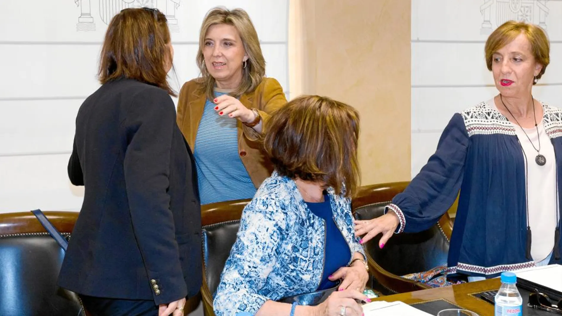 La delegada María José Salgueiro saluda a las participantes en la reunión de la Unidad contra la violencia machista