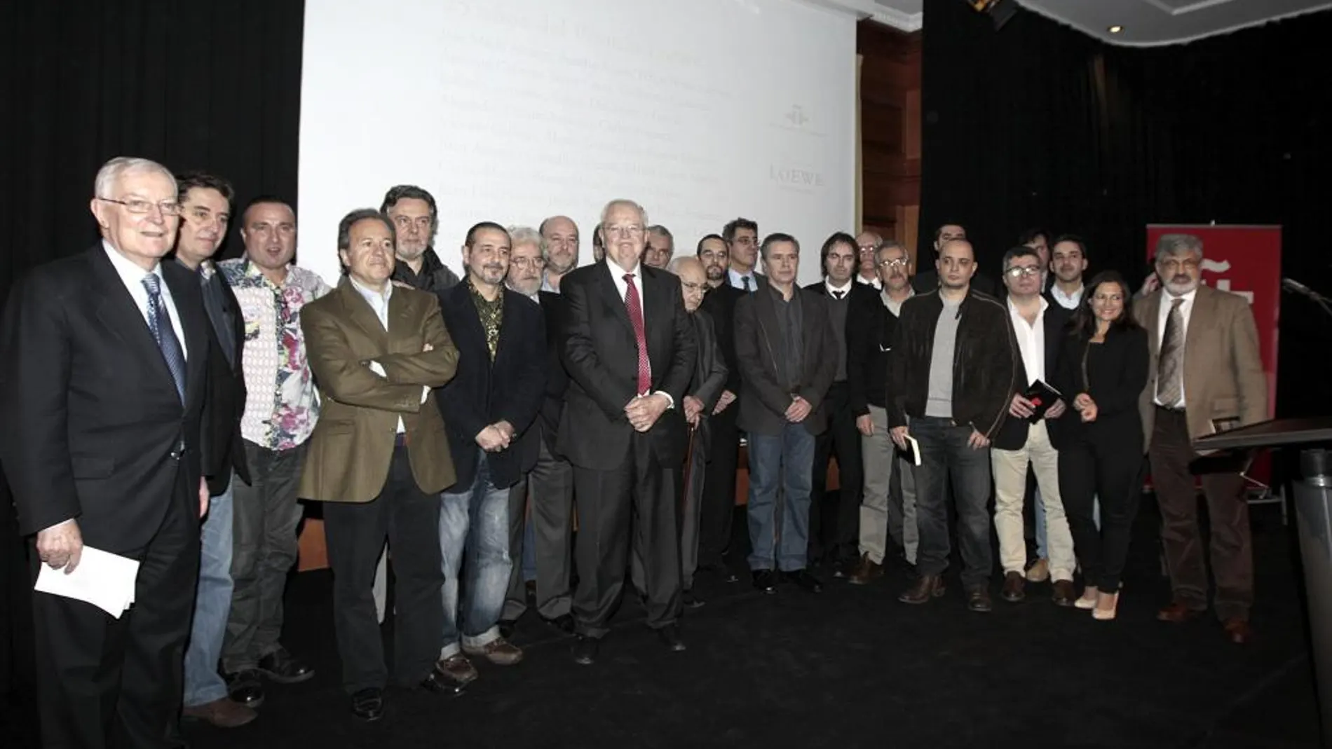 El presidente de la Fundación Loewe, Enrique Loewe (c), y el director del Instituto Cervantes, Víctor García de la Concha (i), posan junto a los participantes