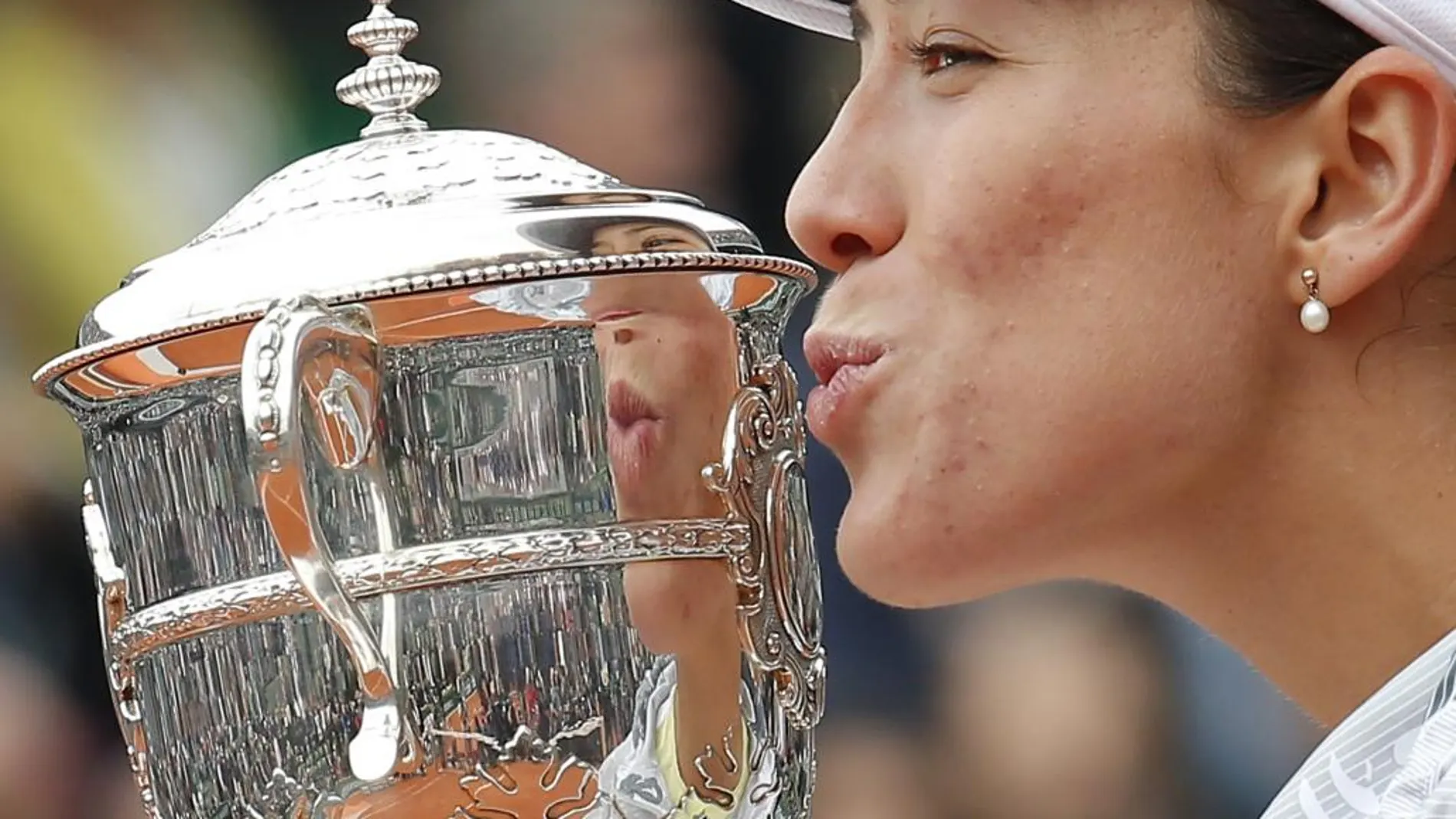 Garbiñe Muguruza besa la copa de Roland Garros