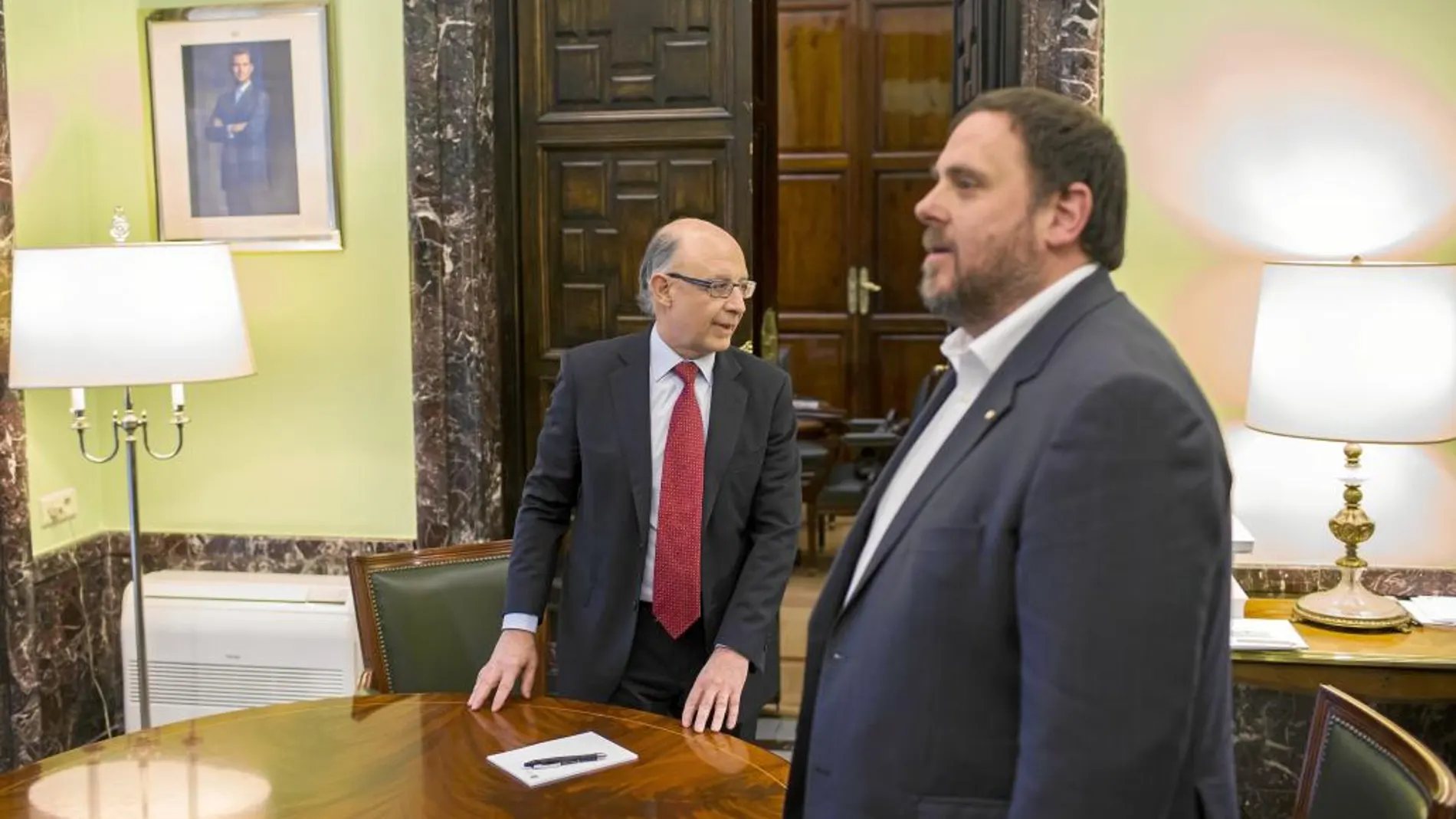 El ministro de Hacienda y Función Pública, Cristóbal Montoro, con el vicepresidente de la comunidad catalana, Oriol Junqueras