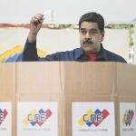 El presidente venezolano, Hugo Chávez, deposita el domingo su voto en las elecciones municipales