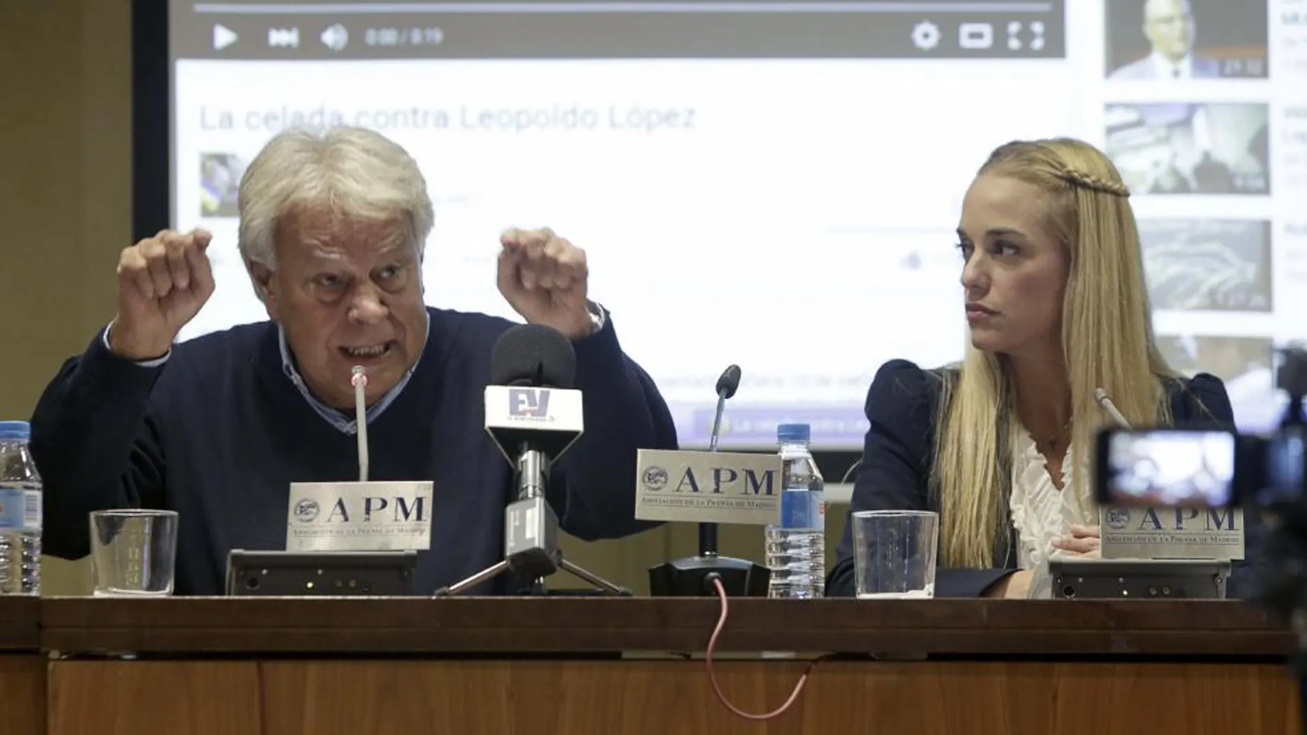 Lilian Tintori, esposa de Leopoldo López, hoy en rueda de prensa junto al ex presidente del Gobierno Felipe González».