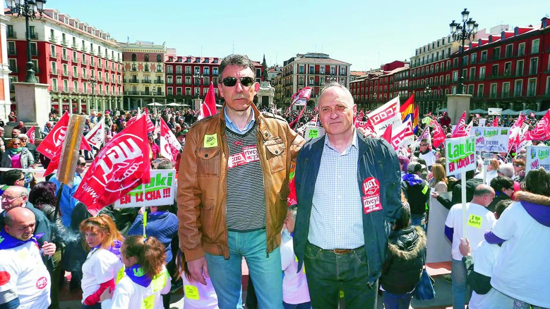 Los líderes sindicales Ángel Hernández, de CCOO; y Faustino Temprano, de UGT, tras finalizar la movilización de Valladolid
