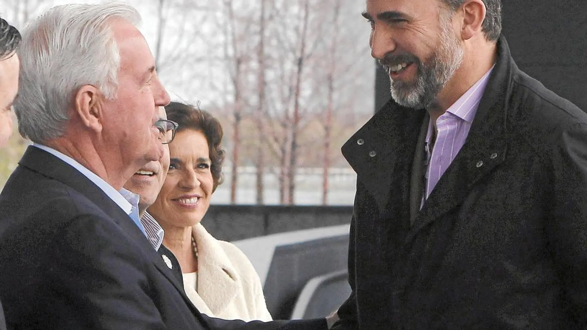 Don Felipe saludó al presidente del comité de evaluación del COI, Sir Craig Reedie, en presencia de Alejandro Blanco y Ana Botella