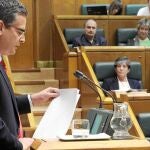Durante el Pleno de ayer en el Parlamento vasco, Antonio Basagoiti utilizó 17 minutos de los 30 que le correspondían para leer los nombres de los 857 asesinados por el terrorismo etarra y pidió a los parlamentarios de EH Bildu que escucharan «con respeto»