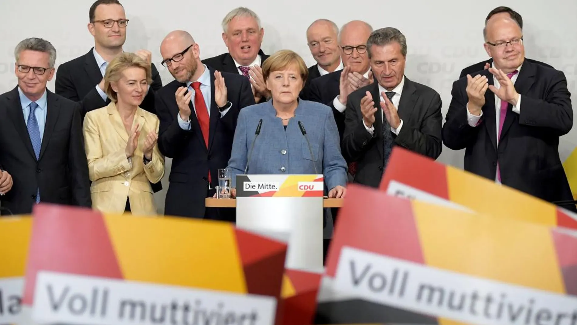 La canciller alemana, Angela Merkel, rodeada de cúpula de la CDU, la noche electoral del 24 de septiembre