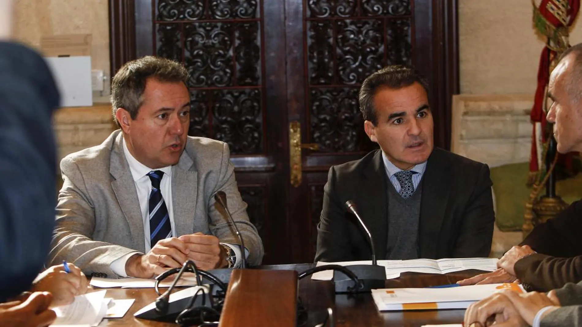 Juan Espadas, junto a Rafael Herrador, durante el acto celebrado en el Consistorio hispalense