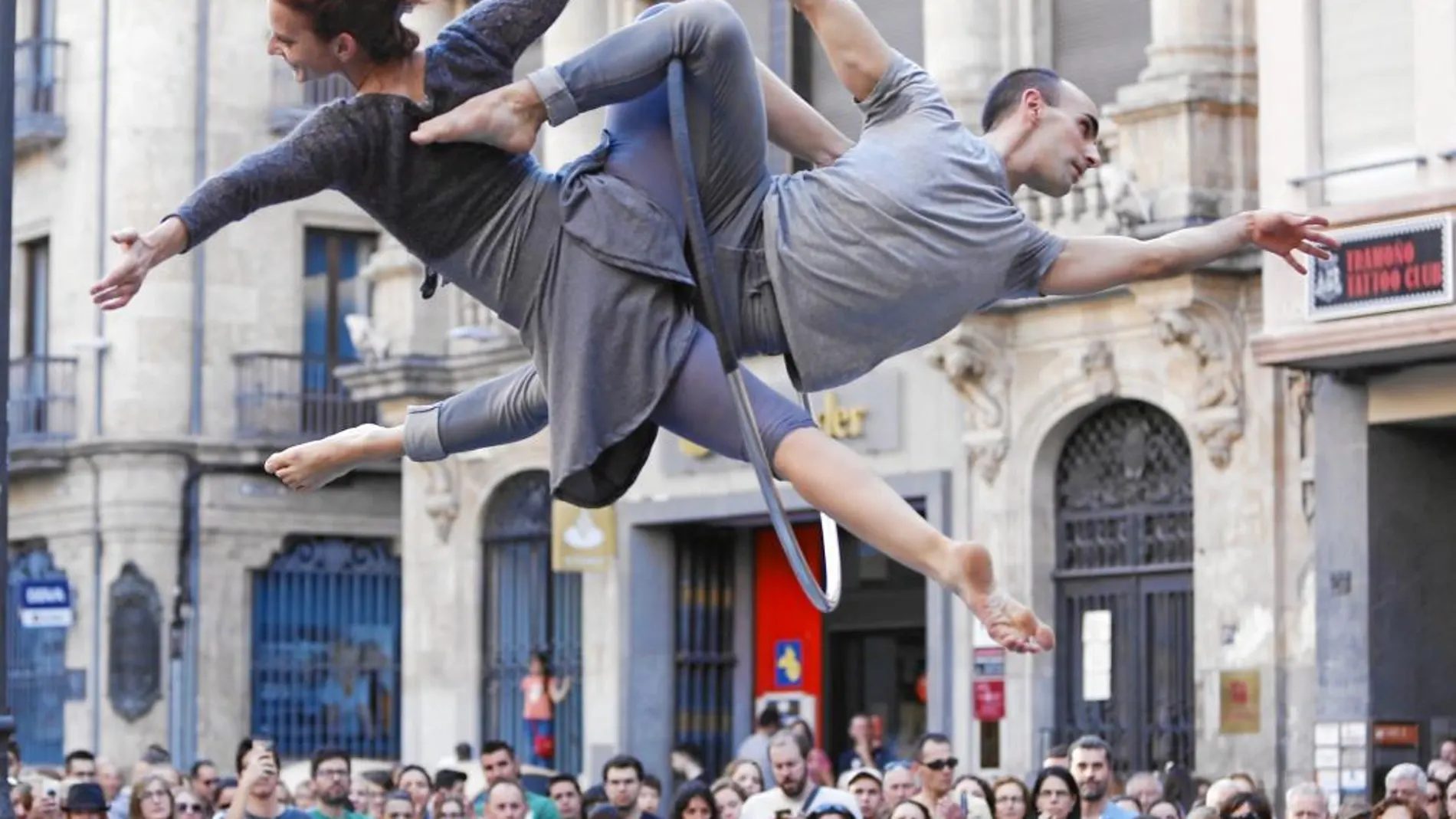 Espectáculo de calle de grupo «Monocromo»